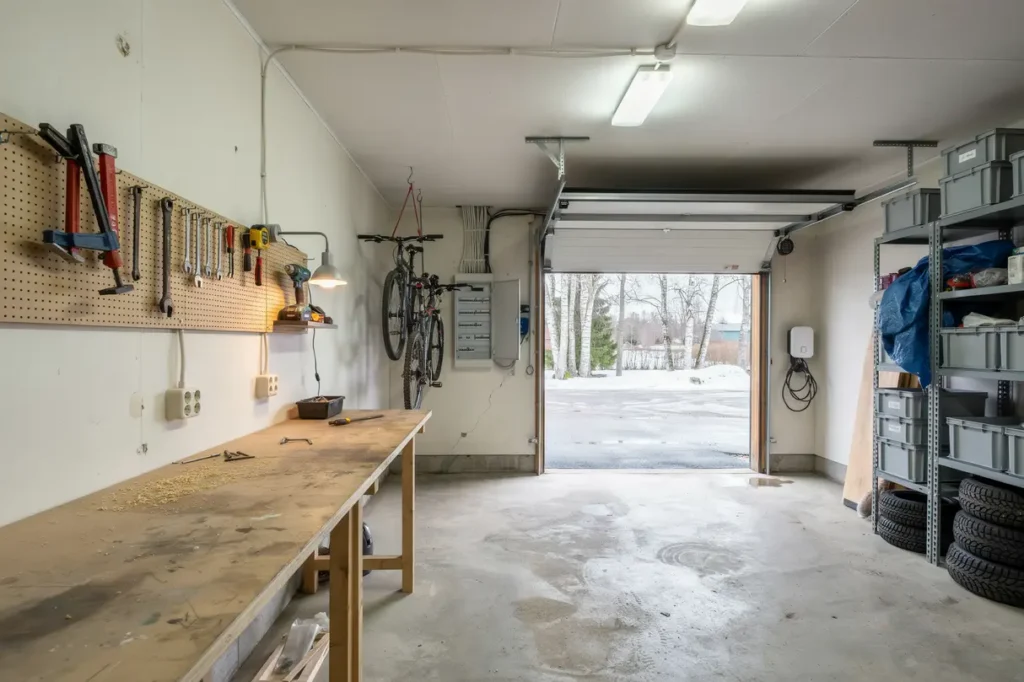 el i garaget s kra installationer och smart planering f r verkstad laddning och f rvaring